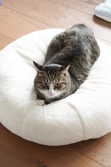Ocatnip Sourdough Pudding Bed – 24″ round cream faux-fur bolster cat bed with center dip
